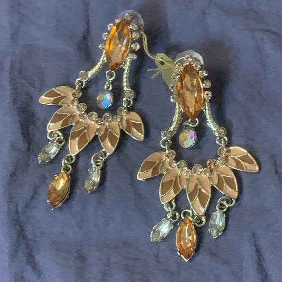 Art Deco Chandelier earrings in nude and tan and gold - Picture 3 of 7